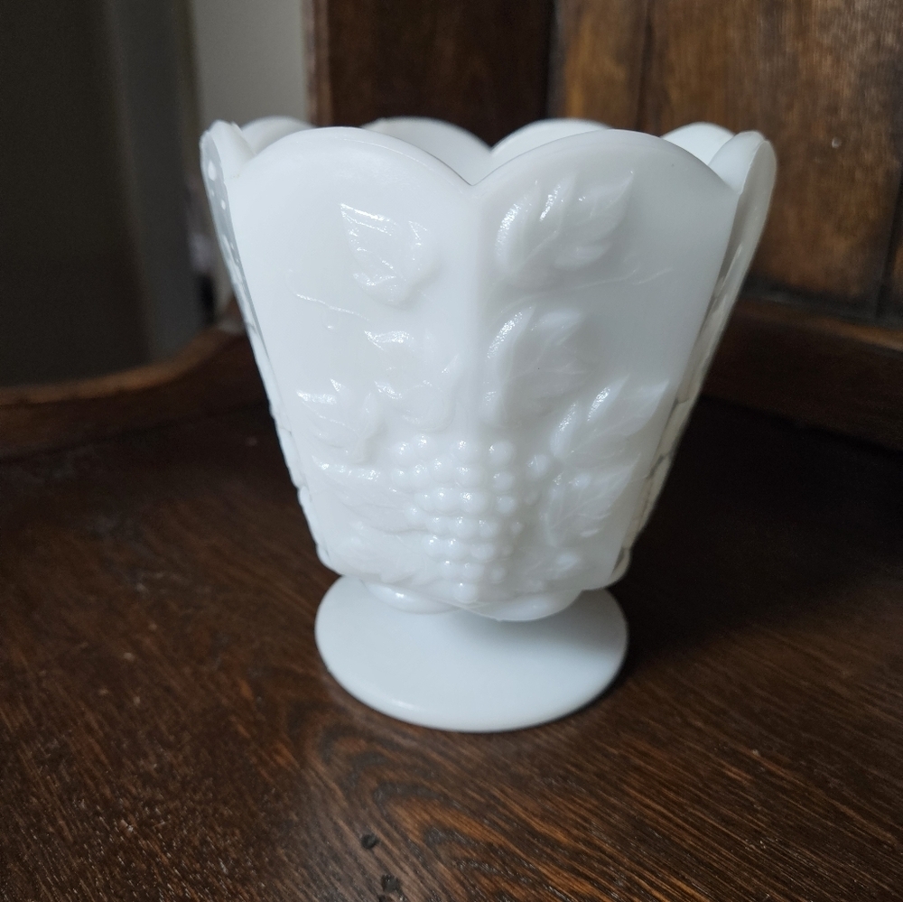 Vintage Grape vine pattern milk glass container. - Picture 3 of 11